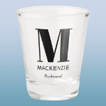 Verre A Shot Nom du monogramme de la servante<br><div class="desc">La typographie moderne minimaliste monogramme design qui peut être modifié pour personnaliser. Parfait pour remercier votre bonne d'honneur pour toute l'aide et le soutien qu'elle a apportés pour rendre votre mariage extraordinaire.</div>