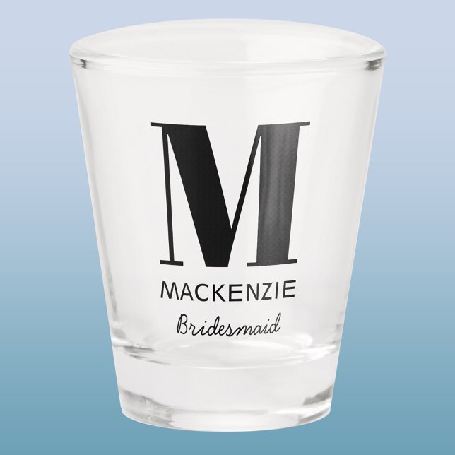 Verre A Shot Nom du monogramme de la servante (Modern monogram name bridesmaid shot glass with custom text. Great for a bachelorette or hen party.)