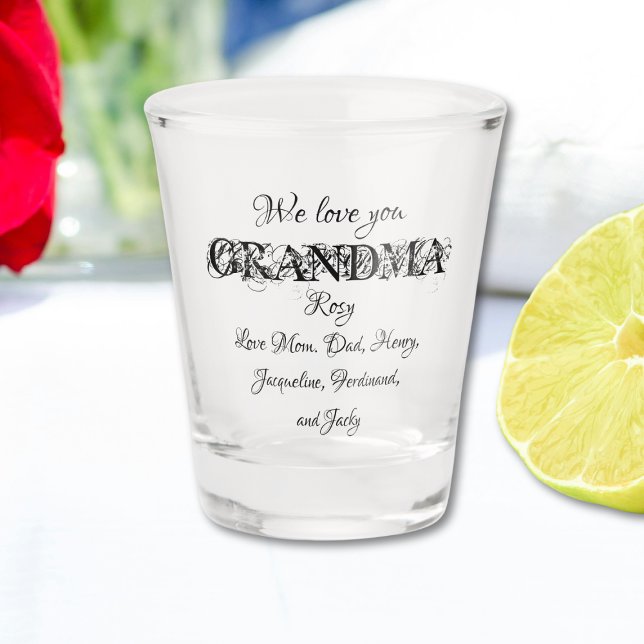 Verre A Shot Nous Vous Aimons Grand-Mère Moderne Personnalisé N ("We Love You Grandma "Modern Custom Family Names Cute Shot Glass.)