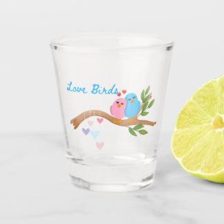 Verre A Shot Oiseaux de l'amour ensemble sur une branche sur un