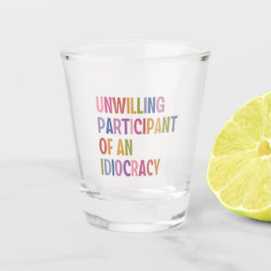 Verre A Shot Participant réticent d'une idéocratie anti-Trump