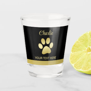 Verre A Shot Paw chien brillant or sur arrière - plan noir
