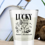 Verre A Shot Personnalisé Las Vegas Bachelorette Party<br><div class="desc">Ajoutez une touche personnalisée à vos festivités de bachelorette avec notre Fête de Bachelorette personnalisée Las Vegas. Ce verre de tir élégant capte l'essence d'une fête de Las Vegas avec son design animé avec des dés de jeu, des cerises et des motifs de poker. Il est parfait pour déguster des...</div>