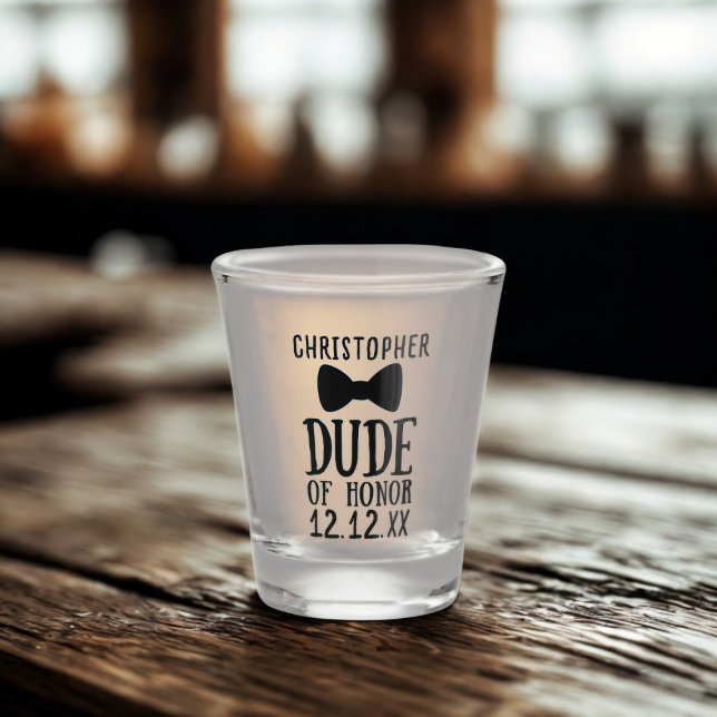 Verre à shot pour la demande en mariage drôle du t (A shot glass for any member of your wedding party who deserves to be the Dude of Honor.)