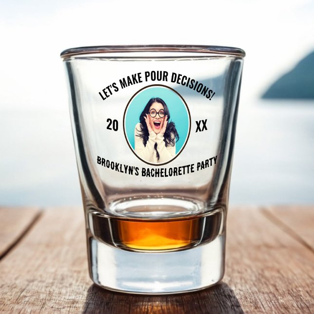 Verre A Shot Pour prendre des décisions Bachelorette Party (Let's Make Pour Decisions Bachelorette Party Shot Glass)