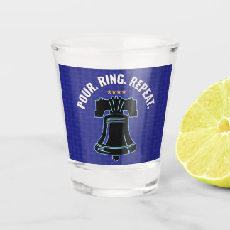 Verre A Shot Pour. Ring. Repeat. Liberty Bell Patriotic Design