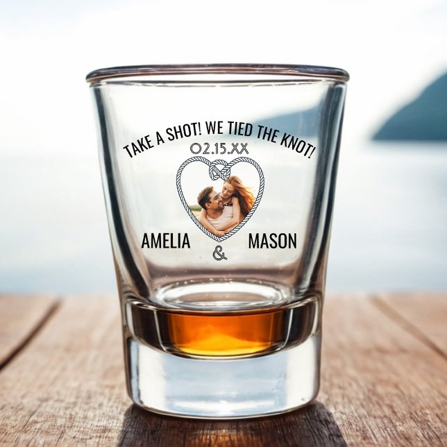 Verre A Shot Prenez une balle Nous avons lié le noeud (Take a Shot we Tied the Knot Wedding Shot Glass with Heart Shaped Photo)