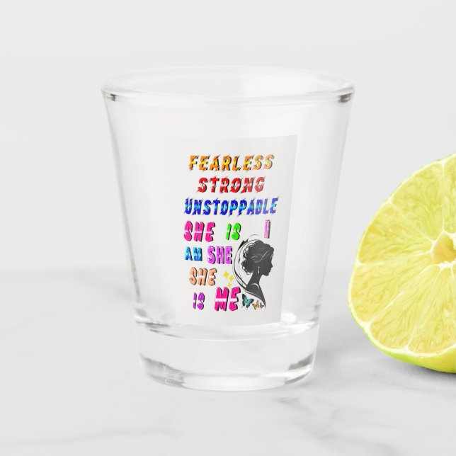 Verre A Shot Sans Peur Forte Inarrêtable Elle Est (Devant)