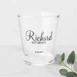 Verre A Shot Scénario moderne - Groomsman personnalisé<br><div class="desc">Cadeaux Groomsman personnalisés avec le nom de toiletteur personnalisé en style de police de script moderne noir avec titre et date mariage dans le style de police sans serif moderne. Parfait aussi pour le meilleur homme,  père de la mariée,  demoiselle d'honneur,  mère de la mariée et plus encore.</div>