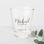 Verre A Shot Script moderne Salons personnalisés<br><div class="desc">Ajoutez une touche personnelle à votre mariage avec du verre photo personnalisé pour les groomsmen. Ce verre de tir est doté du nom de groomsmen personnalisé en gris style de police de script moderne et monogramme en gris clair style de police de script moderne comme arrière - plan avec titre...</div>