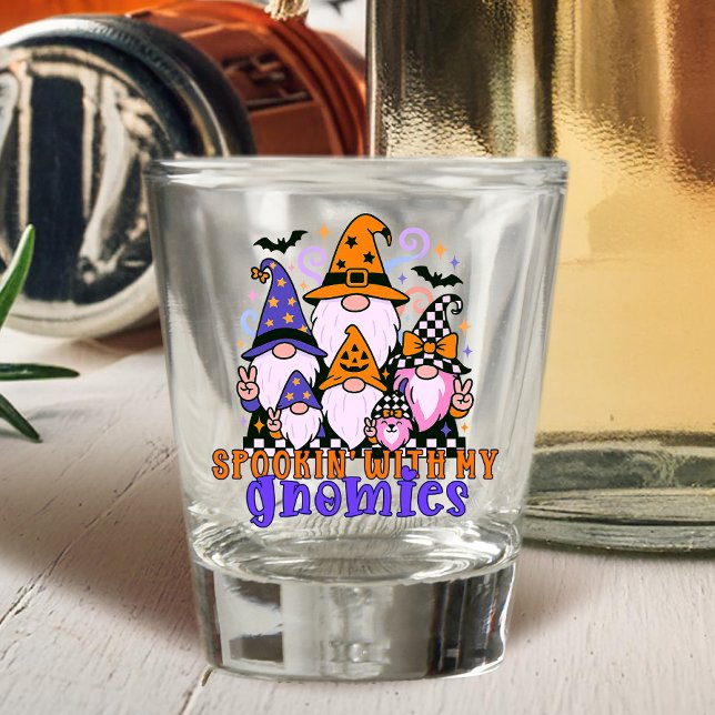 Verre A Shot Spookin’ Avec Mes Gnomies : Amis Rétro Halloween (Get festive with spookin' with my gnomies — a Halloween friends design full of humor and charm.)