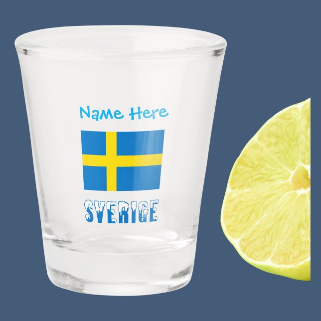 Verre A Shot Sverige Svenska Flagga Bleu Personnalisé (Shot glass with Swedish flag and the word SVERIGE in snow capped letters. Add a name above.)