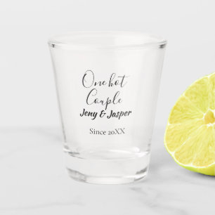 Verre A Shot Un couple chaud ajoute un nom depuis la date de l'