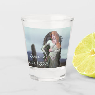 Verre A Shot Une dame celte en face des pierres antiques