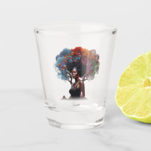 Verre A Shot Une femme afro-américaine aux cheveux arborés