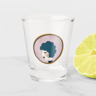 Verre A Shot Une femme dans le miroir
