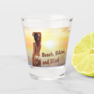 Verre A Shot Une fille en bikini en mer au coucher du soleil