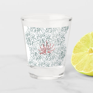 Verre A Shot une fleur rouge sur un arrière - plan noir