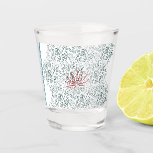 Verre A Shot une fleur rouge sur un arrière - plan noir