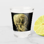 Verre A Shot Van Gogh Fumer du squelette<br><div class="desc">Verre de tir avec la peinture à l’huile de Vincent van Gogh Le crâne d’un squelette avec la cigarette brûlante (1885-86). Un grand cadeau pour les amateurs de post-impressionnisme et d'art hollandais !</div>