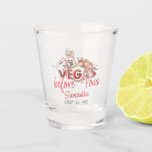 Verre A Shot Vegas Before Vows Casino Chanceuse Enterrement de<br><div class="desc">Choisissez ce design de casino moderne Vegas Before Vows et célébrez votre enterrement de vie de jeune fille Chanceuse en Amour avec vos meilleures amies. Ajoutez vos détails et commandez vos invitations et fournitures de fête maintenant. Si vous avez besoin d'aide, demandez une personnalisation supplémentaire ou des produits assortis, ou...</div>
