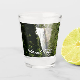 Verre A Shot Vernal Falls II dans le Parc national de Yosemite