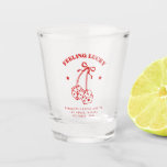 Verre A Shot Verre à shot pour enterrement de vie de jeune fill<br><div class="desc">Verre à shot pour enterrement de vie de jeune fille Feeling Lucky Cherry Dice. Personnalisez avec les noms individuels et les informations de la fête.</div>