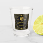 Verre A Shot Vintage Groomsmen Style victorien Monogramme moder<br><div class="desc">Célébrez votre journée spéciale avec cet exquis Groomsmen Gifts d'inspiration victorienne, le mélange parfait de l'élégance classique et de l'atmosphère contemporaine. Ces produits méticuleusement conçus sont un cadeau customisé et personnalisé qui ajoute une touche de sophistication aux mariages, aux bacheliers, aux parties de fiançailles et au-delà. Chaque produit peut être...</div>