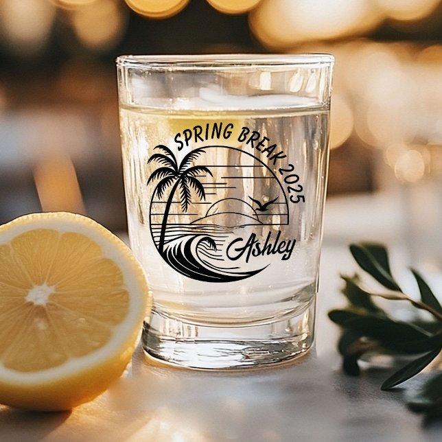 Verre A Shot Voyage de filles pour les vacances de printemps pe (A shot glass with "Spring Break 2025" and "Ashley" printed in black, featuring palm trees and waves.)