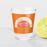 Verre A Shot Voyage de fin de semaine Bachelorette personnalisé<br><div class="desc">Commencez la fête avec ces lunettes de tir mignonnes qui sont faciles à personnaliser pour votre soirée de bachelorette, la nuit, ou le week-end des filles! Le design moderne de Vegas présente un arrière - plan orange audacieux avec des illustrations d'un arc-en-ciel, un verre à cocktails et des lunettes de...</div>