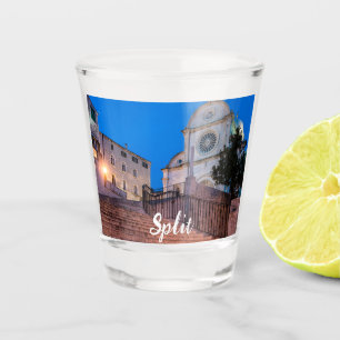 Verre A Shot Vue nocturne des escaliers et de l'église à Split,