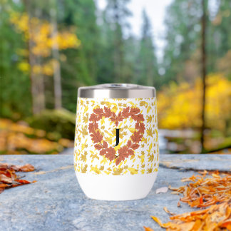 Verre à vin couronne d'automne son lit de feuilles