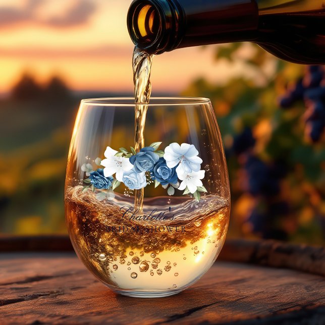 Verre À Vin Sans Pied Arrosage de mariage floral aquarelle bleu poussiér (Dusty Blue Floral Watercolor Script Bridal Shower Stemless Wine Glass)