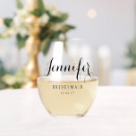 Verre À Vin Sans Pied Bridesmaid Personnalisé Nom Personnalisé Mariage<br><div class="desc">Bridesmaid Personnalisé Nom Personnalisé Mariage Fête Vin Stemless présente le nom de votre femme d'honneur dans un élégant script de calligraphie avec le texte "Bridesmaid" et votre date de mariage ci-dessous. Sur mesure pour vos demoiselles d'honneur. Faites un cadeau ou une faveur de mariage fabuleux. Conçu par ©2025 Evco Studio...</div>