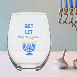 Verre À Vin Sans Pied Drôle "Get Lit" Chic Personnalisé Menorah Hanoukka<br><div class="desc">Célébrez Hanoukka avec un sourire en utilisant ce verre de vin amusant "Get Lit"! Doté d'une illustration lumineuse de menorah et d'un texte personnalisable de nom de famille, ce verre est parfait pour ajouter humour et personnalité à vos réunions de vacances. Que vous soyez en train de griller en famille...</div>