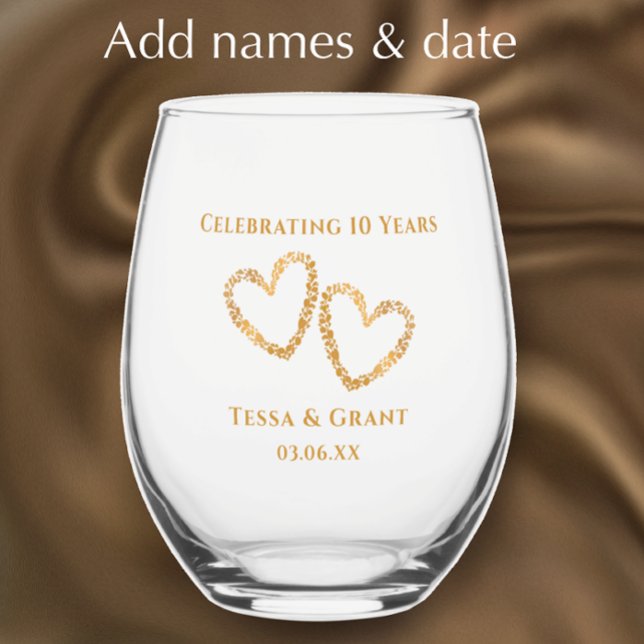 Verre À Vin Sans Pied Élégant 10e anniversaire Mariage moderne personnal (Add couple’s names and 10th wedding anniversary date for an elegant romantic heart custom glass.)
