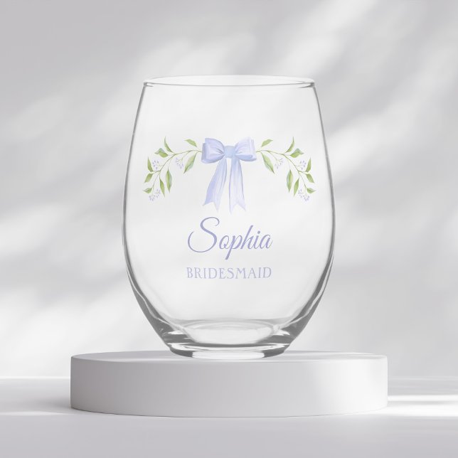 Verre À Vin Sans Pied Elégant Dusty Blue Bow Nom Bridesmaid Proposition (Personalized bridesmaid stemless wine glass with floral bow design perfect for bridesmaid proposals)