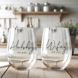 Verre À Vin Sans Pied Hubby Et Femme Personnalisés<br><div class="desc">Célébrez l'amour et la convivialité avec nos magnifiques verres à vin personnalisés Hubby et Femme. Ces verres élégants sont l'ajout parfait à toute soirée romantique ou occasion spéciale. Chaque verre est délicatement gravé avec les titres attachants "Hubby" et "Femme", ajoutant une touche de charme et de sentimentalité à chaque gorgée....</div>