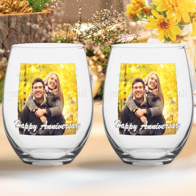 Verre À Vin Sans Pied Joyeux Anniversaire Photo personnalisée Ensemble é (A pair of stemless wine glasses with Happy Anniversary message. Add a photo, and words on the back)