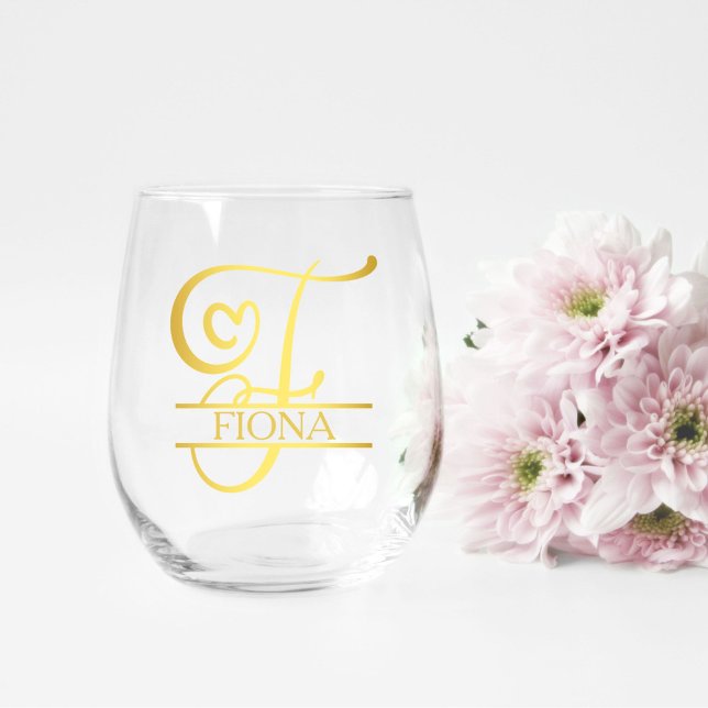 Verre À Vin Sans Pied Lettre F Monogramme Cadeau de demoiselle d'honneur (stemless wine glass for a bridesmaid gift that has a gold split F monogram and customized with name)