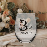 Verre À Vin Sans Pied LETTRE FÉMOINE Mariage de fête nuptiale<br><div class="desc">Verre à vin à personnaliser pour votre serveuse d'accueil comme un cadeau de remerciement ou à utiliser à votre bachelorette fête, dîner de répétition, réception etc. Bridesmaid est écrit à l'aide de lettres florales boho neutres et d'écriture manuscrite. Vous pouvez également ajouter le nom de la mariée et du marié...</div>