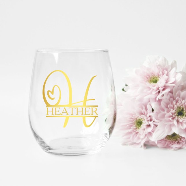 Verre À Vin Sans Pied Lettre H Monogramme Cadeau de demoiselle d'honneur (stemless wine glass for a bridesmaid gift that has a gold split H monogram and customized with name)