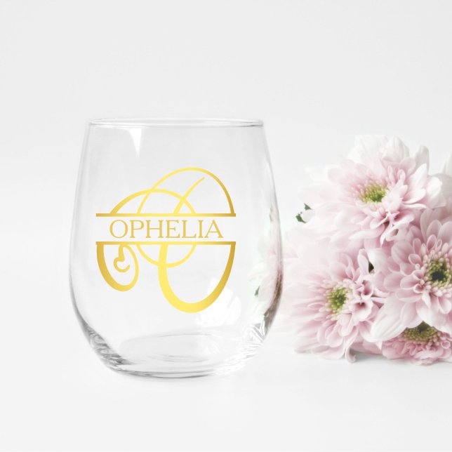 Verre À Vin Sans Pied Lettre O Monogramme Cadeau de demoiselle d'honneur (stemless wine glass for a bridesmaid gift that has a gold split O monogram and customized with name)