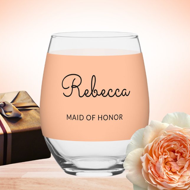 Verre À Vin Sans Pied Maid of Honor Monogram Mariage Élégant chic Peach (A pretty stemless wine glass with personalized name and 'Maid of Honor' words on a peach background)