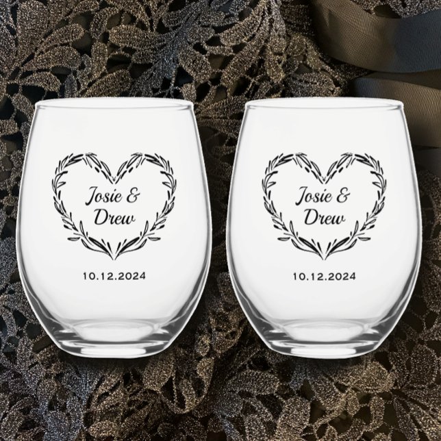 Verre À Vin Sans Pied Mariage personnalisé Nom et date du couple Coeur (Add couple’s names and celebration date for unique personalized romantic heart stemless wine glasses)