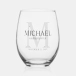Verre À Vin Sans Pied Masculine Monogramme personnalisé et nom Groomsmen<br><div class="desc">Ajoutez une touche personnelle à votre mariage avec un cadeau personnalisé pour les groomsmen. Ce design présente le nom personnalisé du marionnettiste avec titre en gris et monogramme en gris clair comme arrière - plan, dans le style de police serif classique. Parfait aussi pour le meilleur homme, père de la...</div>