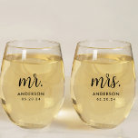 Verre À Vin Sans Pied Modern Simple Mr et Mme Newlysée Cadeau<br><div class="desc">Conçu sur mesure,  le verre à vin Mr et Mrs mariage est conçu pour les jeunes mariés avec un script à main moderne avec nom personnalisé et date mariage.</div>