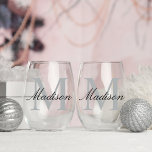 Verre À Vin Sans Pied Monogramme bleu personnalisé moderne<br><div class="desc">Élevez toute célébration avec notre Monogramme rose noir personnalisé moderne Verre à vin sans tache. Ce verre chic et polyvalent est orné d'un monogramme noir et d'or élégant, ce qui en fait le cadeau idéal pour les mariages, les demoiselles d'honneur et les anniversaires. Customisez avec un nom pour une touche...</div>