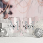 Verre À Vin Sans Pied Monogramme bleu personnalisé moderne<br><div class="desc">Élevez toute célébration avec notre Monogramme rose noir personnalisé moderne Verre à vin sans tache. Ce verre chic et polyvalent est orné d'un monogramme noir et d'or élégant, ce qui en fait le cadeau idéal pour les mariages, les demoiselles d'honneur et les anniversaires. Customisez avec un nom pour une touche...</div>