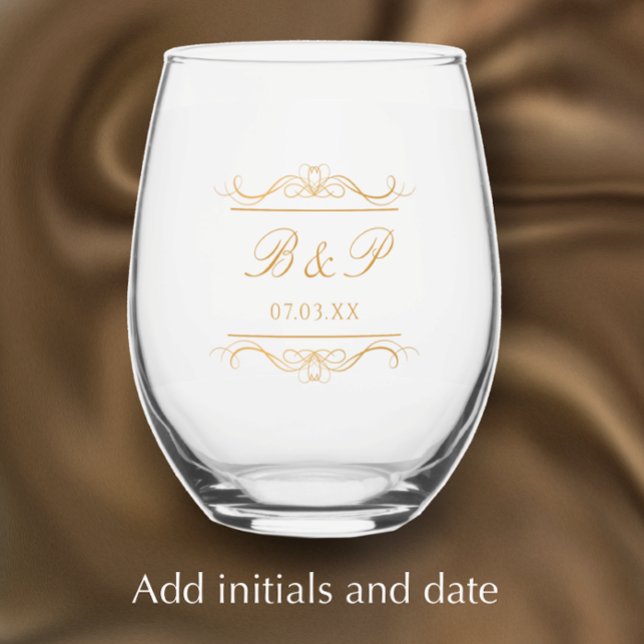 Verre À Vin Sans Pied Monogramme de couple personnalisé élégant moderne  (Add couple’s initials and wedding or anniversary date for elegant gold monogram glass gift.)